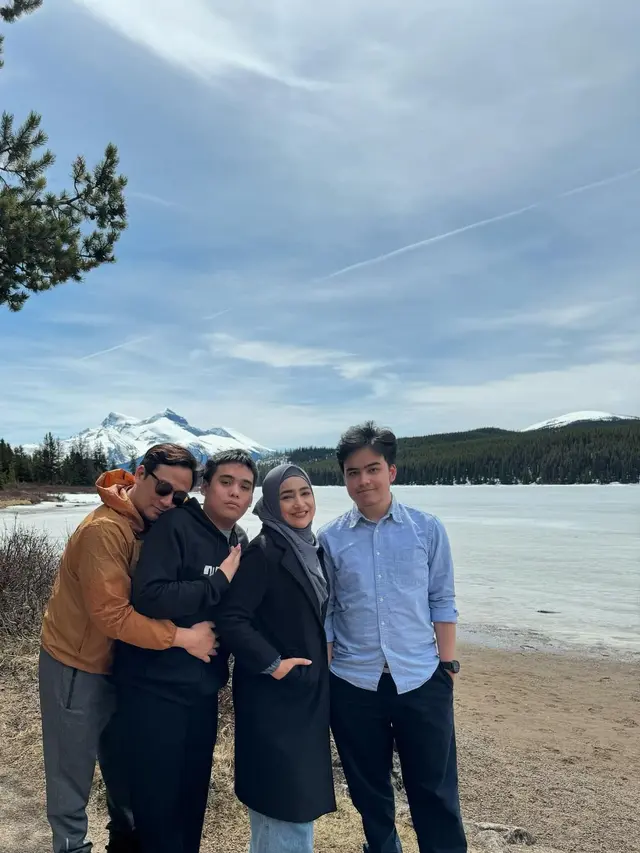 7 Potret Cindy Fatikasari dan Tengku Firmansyah Piknik di Kanada dengan Pemandangan Indah