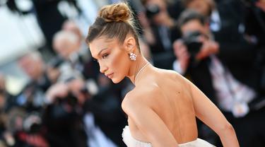 Bella Hadid Tampil Memesona dengan Gaun Putih di Cannes