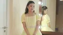 Sarwendah tampil cantik bak princess kenakan dress H-Line dengan rok tutu berwarna kuning pastel [@sarwenda29]