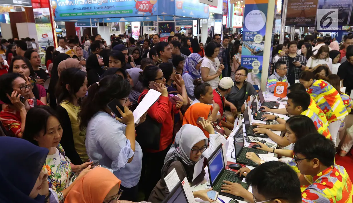 Pengunjung memadati salah satu biro perjalanan dalam Garuda Indonesia Travel Fair (GATF) 2018 di Jakarta Covention Centre, Jumat (5/4). Pada GATF kali ini, Garuda Indonesia bersama Bank Mandiri mempunyai beragam tawaran menarik (Liputan6.com/Angga Yuniar)
