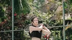 Tampil simpel dengan busana sporty membuat pemeran Marsha dalam film Imperfect ini kerap banjir pujian. Seperti unggahan terbarunya saat ini saat ia tengah melakukan yoga. Di tengah kesibukannya ia selalu menyempatkan diri. (Liputan6.com/IG/@clarabernadeth)