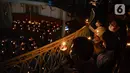 Jemaat melaksanakan ibadah malam Natal di Gereja Immanuel, Jakarta, Jumat (24/12/2021). Perayaan ibadah malam Natal mengingatkan umat untuk saling mengasihi dengan segenap hati dalam kasih persaudaraan yang tulus dan ikhlas melalui tindakan belarasa. (Liputan6.com/Faizal Fanani)