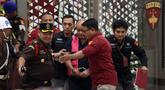 Mantan Kepala Badan Gizi Nasional (BGN), Dadan Hindayana (mengenakan rompi tahanan – ketiga kanan) digiring ke mobil tahanan usai menjalani pemeriksaan di Gedung Kejaksaan Agung RI, Jakarta, Rabu (3/6/2026). (Kapanlagi.com/Budy Santoso)