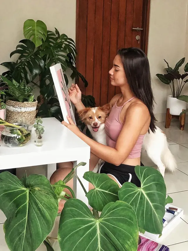 Hobi Berkebun, Ini 6 Potret Angela Gilsha dengan Tanaman Kesayangan