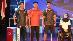 Perwakilan atlet berpose saat peluncuran jersey tim Indonesia untuk Asian Para Games Hangzhou 2022 di Pendhapi Balaikota Surakarta, Jawa Tengah, Jumat (13/10/2023). (NPC Indonesia/Agung Wahyudi)