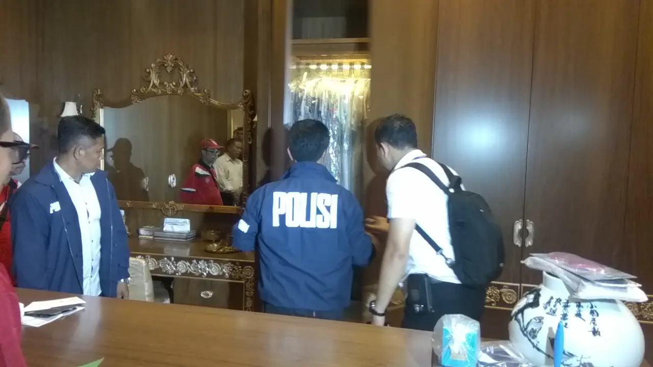 Penyidik Bareskrim menggeledah kediaman tersangka korupsi kondensat yang kini buron (Liputan6.com/Nafiysul Qodar)