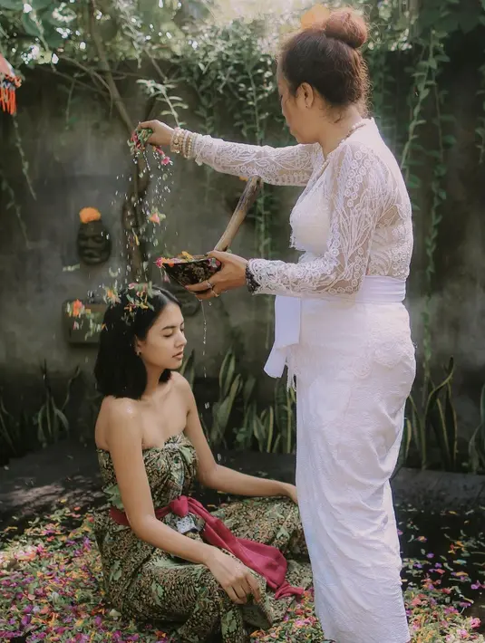 "Saya ngga pindah agama, tenang. Bukan siraman juga! lol," sambungnya yang kemudian menjelaskan makna melukat. [Instagram/aurelie]