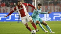 Barcelona melaju ke 16 besar didampingi oleh FC Porto yang sukses memenangi laga penentuan kontra Shakhtar Donetsk. (AP Photo/Geert Vanden Wijngaert)