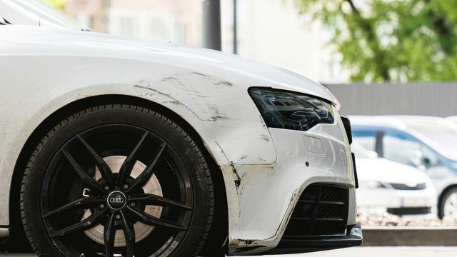 Ilustrasi baret di mobil