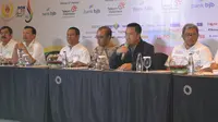 ​Menpora Imam Nahrawi (jaket hitam) dalam press conference di Media Center Utama, Trans Luxury Hotel, Kota Bandung. (Istimewa)