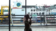 Pemudik berjalan menuju kapal di Pelabuhan Dermaga Eksekutif Merak, Kota Cilegon, Banten, Selasa (18/4/2023). PT ASDP Indonesia Ferry memperkirakan puncak arus mudik Pelabuhan Merak akan terjadi pada H-3 serta arus balik pada H+7 Lebaran 2023. (Liputan6.com/Faizal Fanani)
