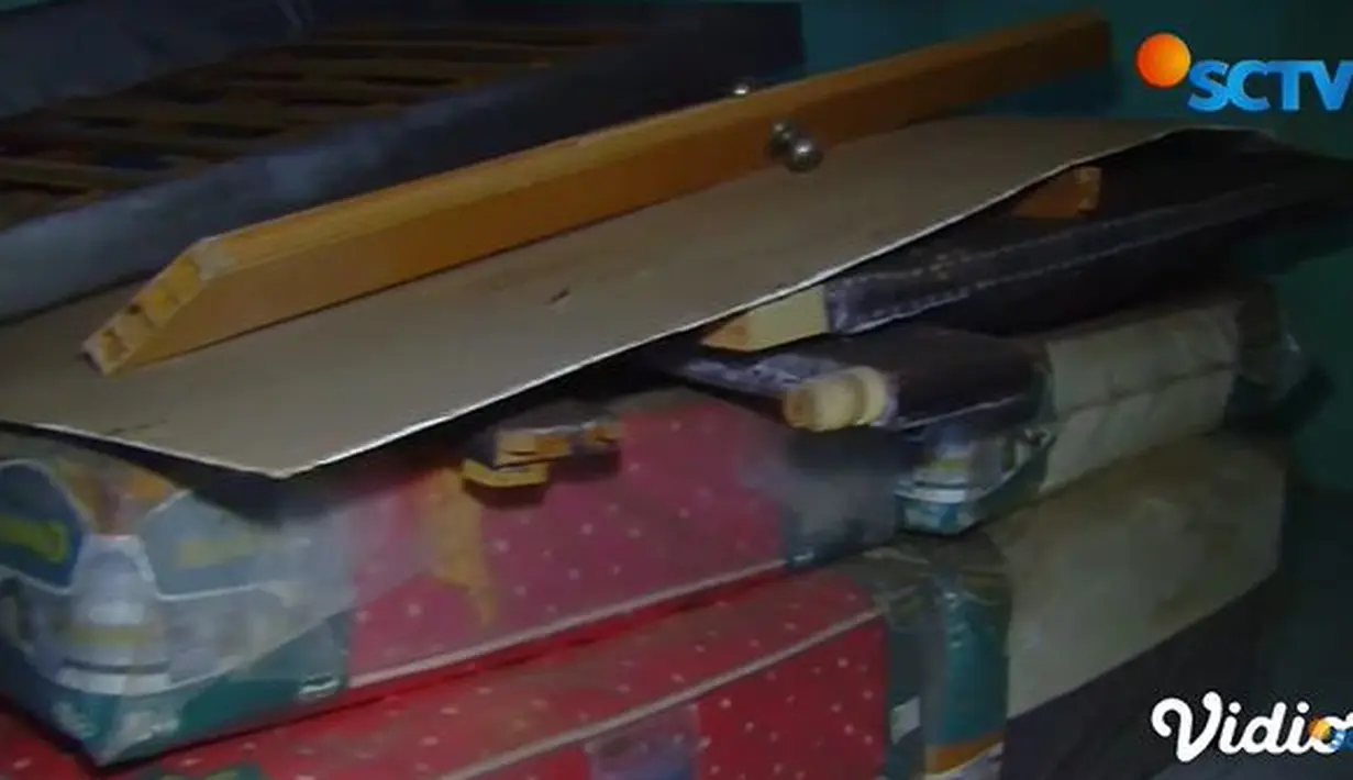 Di dalamnya juga banyak barang tidak terpakai, seperti kasur hingga AC. [Foto: YouTube SCTV]