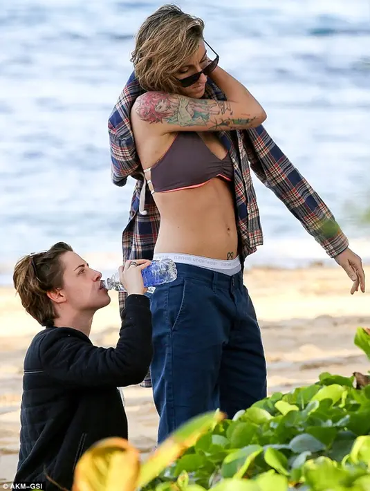 Tak berbeda jauh dengan penampilan Kristen, wanita yang mempunyai selera fesyen dan penampilan seperti pria ini tubuhnya dipenuhi oleh tato. (Dailymail/Bintang.com)