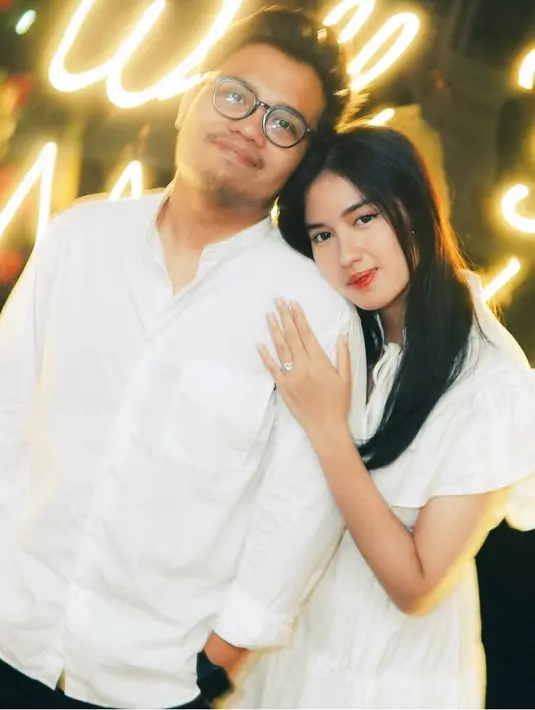 Wajah Ochi pun tampak dihias natural, hanya lipstik merah glossy yang on point pada tampilannya. Rambutnya dibiarkan terurai panjang. [@ochi24]