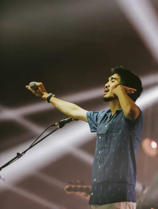 Vokalis Sheila On 7, Duta saat menyanyikan lagu pada konser 'A Night with Sheila on 7' di Jakarta, Kamis (6/12/2019). Dalam penampilannya mereka membawakan berbagai lagu andalan diantaranya lagu" Kita", "Dan", "Betapa", "Seberapa Pantas" serta "Sephia". (Liputan6.com/Faizal Fanani)