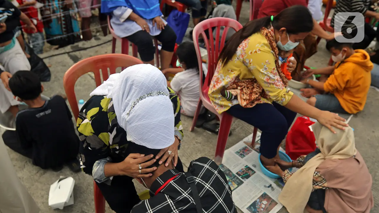 FOTO: Momen Haru Aksi Cuci Kaki Ibu Secara Massal