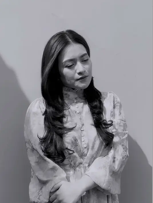 Ibu satu anak ini juga tampil elegan dengan dress panjang yang memiliki kancing dan halter neck. (@nathalieholscher)