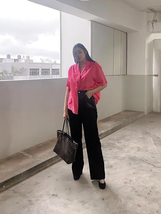 Seolah belum lengkap rasanya berpose di depan kamera tanpa menenteng tas. Patricia Devina terlihat bak ABG meski kini sudah punya seorang buah hati. (Liputan6.com/IG/@pattdevdex).