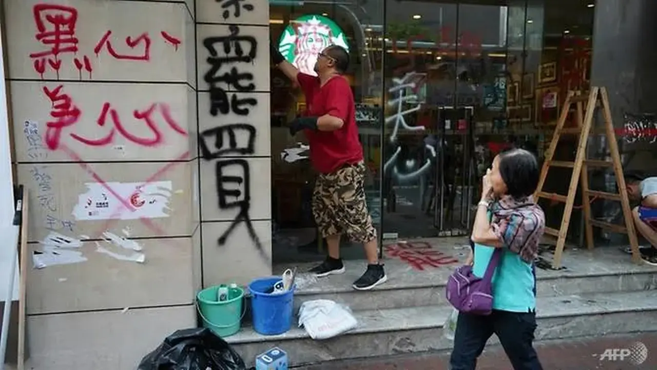 Starbucks menjadi sasaran amarah pengunjuk rasa di Hong Kong dalam demonstrasi pada Minggu 29 September. (AFP)