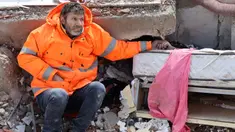 Mesut Hancer memegang tangan putrinya, Irmak (15), yang meninggal dalam gempa bumi di Kahramanmaras, Turki, 7 Februari 2023. Gempa dengan magnitudo 7,8 yang mengguncang Turki menyisakan pilu untuk Mesut Hancer. (Adem ALTAN/AFP)