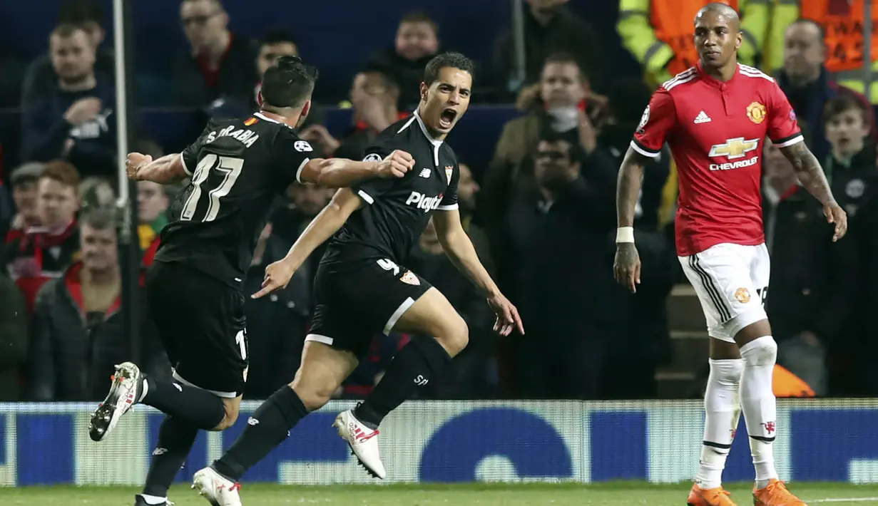 Striker Sevilla, Wissam Ben Yedder, melakukan selebrasi usai mencetak gol ke gawang Manchester United pada laga Liga Champions di Stadion Old Trafford, Selasa (13/3/2018). Manchester United takluk 1-2 dari Sevilla. (AP/Martin Rickett)