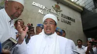 Pimpinan FPI Rizieq Shihab memberikan komentar setibanya di Polda Metro Jaya, Jakarta, Rabu (1/2). Rizieq Shihab akan diperiksa sebagai saksi terkait kasus dugaan makar yang disangkakan pada Sri Bintang Pamungkas. (Liputan6.com/Immanuel Antonius)