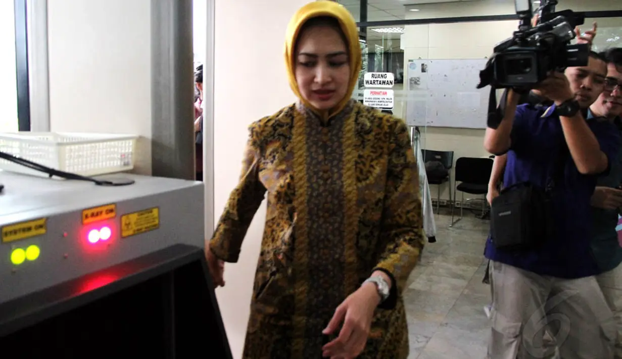 Dengan Mengenakan baju batik dan kerudung berwana kuning, Airin Rachmi Diany tiba di gedung KPK Sekitar pukul 10.30 wib. Jakarta, Kamis (22/5/2014) (Liputan6.com/Faisal R Syam)