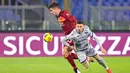 Pemain AS Roma, Gianluca Mancini, berebut bola dengan pemain Verona, Mattia Zaccagni, pada laga Liga Italia di Stadion Olimpico, Roma, Minggu (31/1/2021). AS Roma menang dengan skor 3-1. (Fabio Rossi/LaPresse via AP)