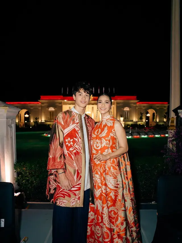 8 Ide Baju Batik Couple Keluarga dari Artis di Istana Berbatik, dari Atta Halilintar-Aurel Hermansyah hingga Christian Sugiono-Titi Kamal
