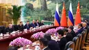 Presiden Rusia Vladimir Putin (kiri) berbicara dengan Presiden China Xi Jinping, (kedua dari kanan) selama pertemuan bilateral di Balai Besar Rakyat, Beijing, Rabu 20 Mei 2026. (Alexander Kazakov, Sputnik, Kremlin Pool Photo via AP)