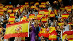 Suporter Real Madrid membentangkan bendera Spanyol saat pertandingan melawan Espanyol di La Liga di stadion Santiago Bernabeu, Spanyol (1/10). Para suporter Madrid mendukung Spanyol bersatu melawan referendum Catalonia. ( AP Photo/Paul White)