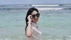 Zee JKT48 selalu bergaya cantik memesona di berbagai momen. Tak terkecuali saat Zee berlibur di pantai. Gaya santai melepas penat ini banjir pujian karena Zee terlihat sangat menawan dengan kenakan outfit putih dan kacamata hitam. (Liputan6.com/IG/@jkt48.zee)