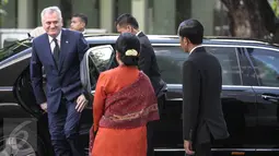 Presiden Jokowi didampingi Ibu Negara, Iriana Jokowi menyambut kedatangan Presiden Republik Serbia Tomislav Nikolic di halaman Istana Merdeka, Jakarta, Rabu (27/4). (Liputan6.com/Faizal Fanani)