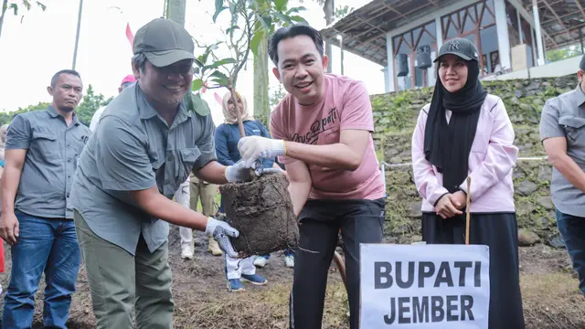Bupati Jember Jalankan Program Bunga Desaku di Tanggul, dari Menanam Pohon hingga Kunjungan ke SD Negeri