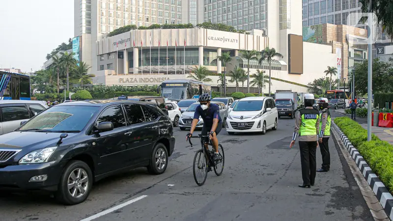 FOTO: Polisi Tertibkan Pesepeda Bandel yang Keluar Jalur