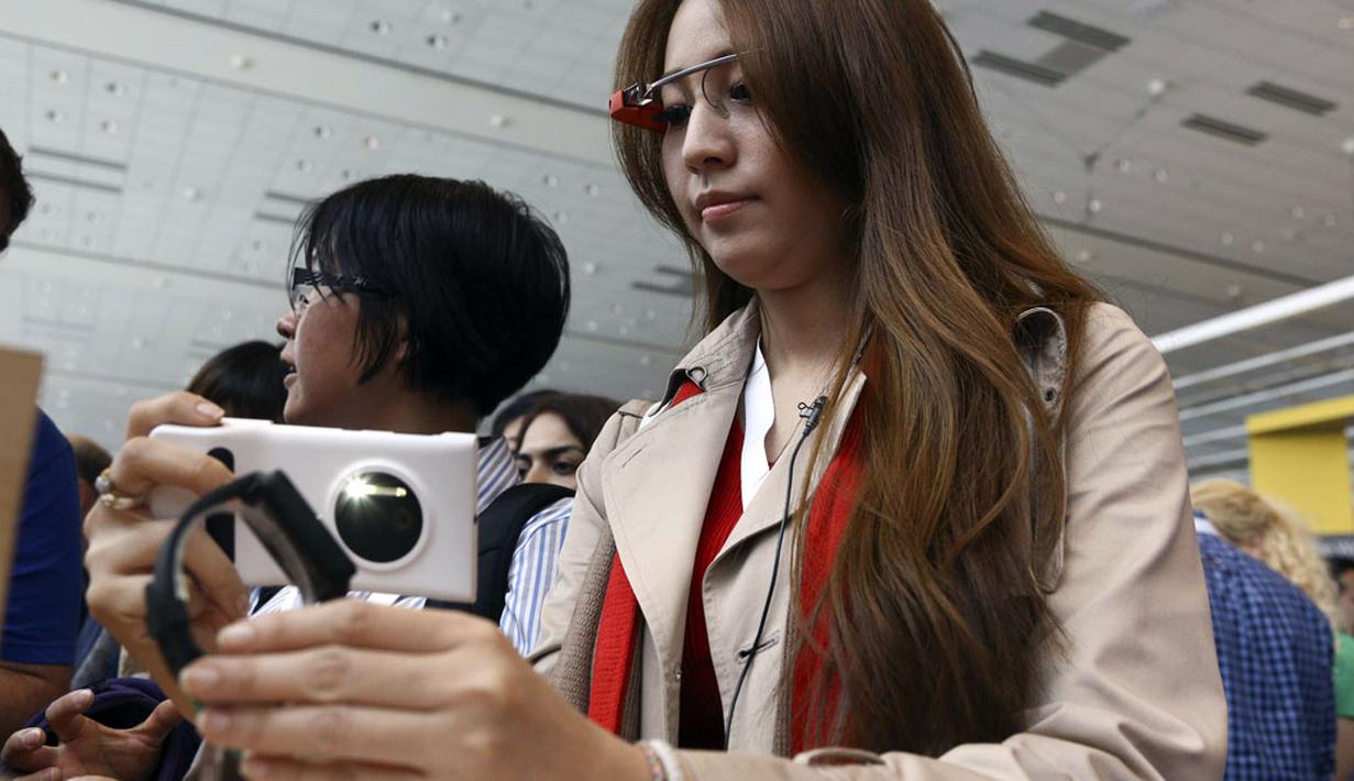 Salah satu peserta konferensi pengembang aplikasi Google I/O 2014 memotret smartwatch yang dipamerkan di ajang tahunan terbesar Google, San Francisco, (25/6/2014). (REUTERS/Elia Nouvelage)