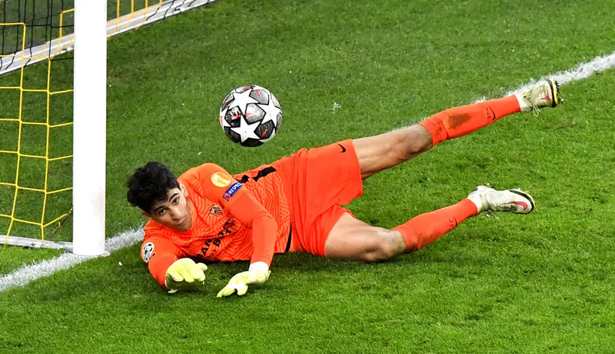 Penjaga gawang Sevilla FC Yassine Bono melakukan penyelamatan saat menghadapi Borussia Dortmund pada pertandingan leg kedua babak 16 besar Liga Champions di Dortmund, Jerman, Selasa (9/3/2021). Laga berakhir imbang 2-2. (AP Photo/Martin Meissner, Pool)