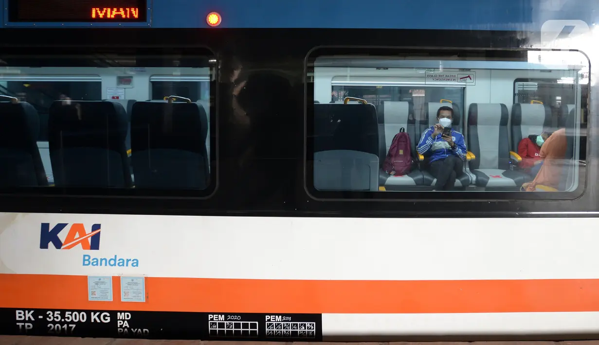 Penumpang Kereta Bandara Premium menanti keberangkatan di Stasiun Manggarai, Jakarta, Sabtu (3/4/2021). Harga tiket Kereta Bandara Premium dibanderol dengan harga mulai dari Rp 5 ribu sampai Rp 30 ribu. (merdeka.com/Imam Buhori)