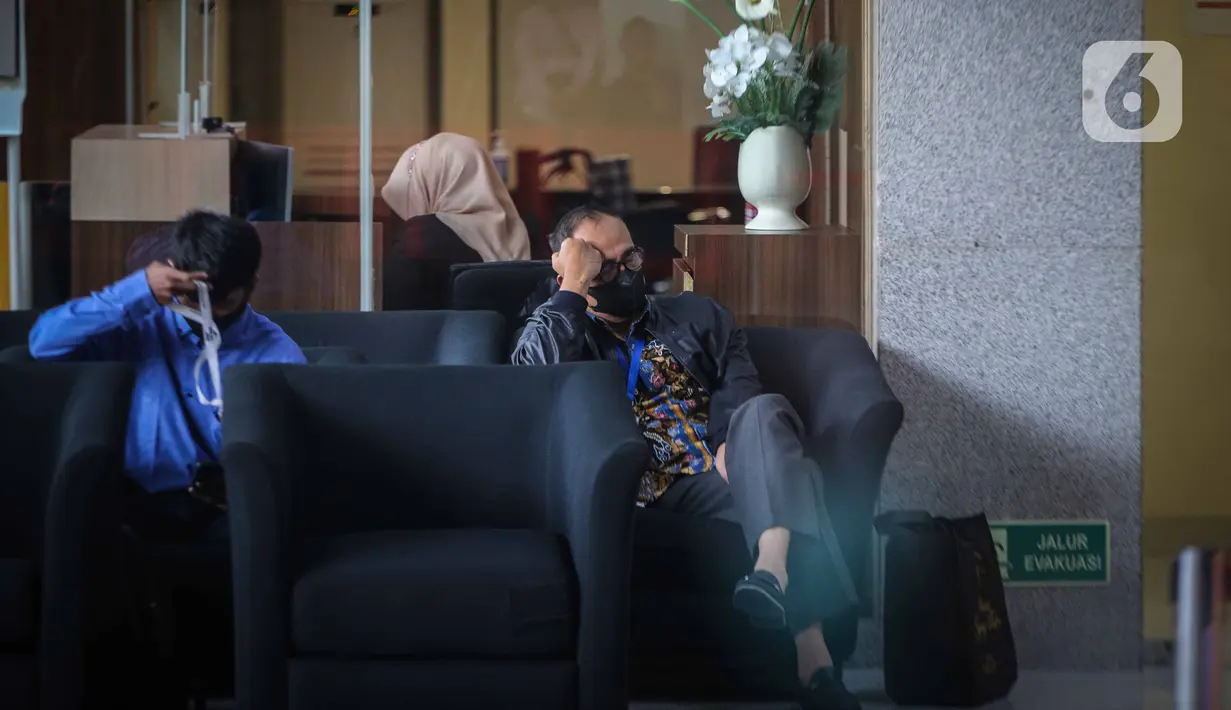 Ayah Mario Dandy Satrio yang juga mantan pejabat Ditjen Pajak Kemenkeu Rafael Alun Trisambodo penuhi panggilan Komisi Pemberantasan Korupsi (KPK) Gedung Merah Putih KPK, Jakarta, Rabu (1/2/2023). Saat menunggu panggilan, Rafael terlihat termenung sambil menyenderkan kepalanya dengan tangan. (Liputan6.com/Faizal Fanani)