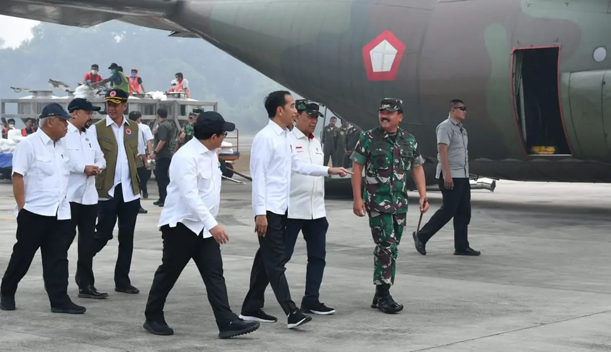 Presiden Joko Widodo dan rombongan saat akan meninjau upaya penanganan kebakaran hutan dan lahan (karhutla), di Lanud Roesmin Nurjadin, Kota Pekanbaru, Selasa (17/9/2019). Jokowi mengklaim pemerintah telah mengerahkan segala upaya untuk menangani karhutla di Riau. (Liputan6.com/HO/Biro Pers Setpres)
