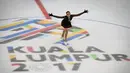 Atlet Ice Skating asal Malaysia, Aina Sorfina Aminudin saat beraksi dalam kejuaraan Senior Ladies Free Skating pada SEA Games 2017 di Shah Alam, Malaysia, (27/8). (AP Photo / Vincent Thian)