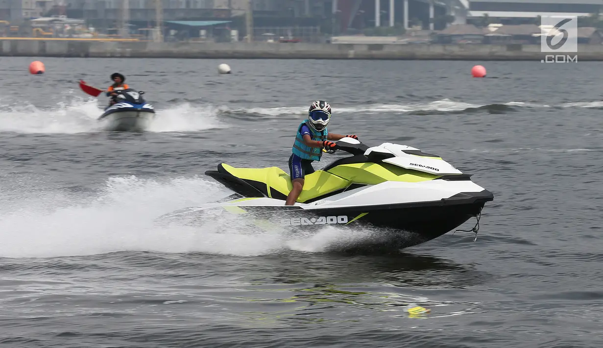 Peserta saat beraksi bermain jetski dalam kejuaraan Bhayangkara Cup Jetski Round 1 di Pantai Mutiara Pluit, Jakarta, Minggu (23/07) Kejuaraan jetski diadakan Polri dan Indonesia Jet-Sport Boating Association (IJBA). (Liputan6.com/Fery Pradolo)