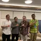 Ketua Umum PBVSI Imam Sudjarwo (kedua kiri), didampingi Sekjen PBVSI Heyzer Harsono (kedua kanan), Wasekjen PBVSI Gilang Iskandar (kiri), serta Wakil Ketua Bidang&nbsp;Pembinaan Prestasi PBVSI Loudryans A. Maspaitella (kanan) saat memberi penjelasan terkait alasan PBVSI mengirim atlet-atlet muda putri untuk berlaga di AVC Challenge Cup 2024 for Women. (Liputan6.com/Melinda Indrasari)