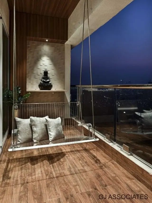 Desain Balkon Terbuka dengan Kursi Gantung