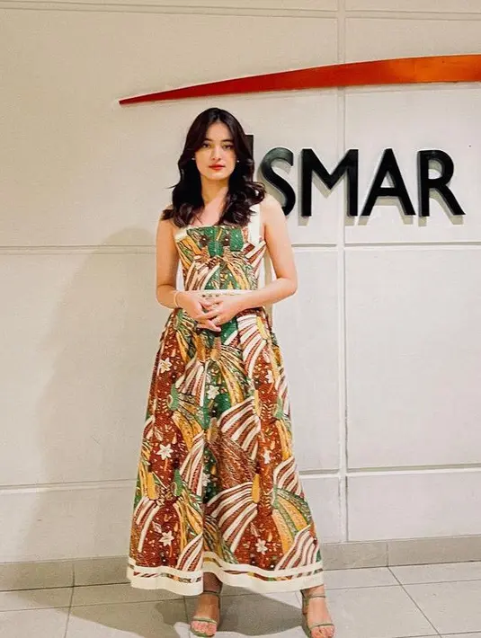 Mawar juga tampil memesona dengan dress batik dari Eddy Betty.  [@mawar_eva]