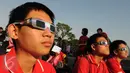 Warga menikmati fenomena Gerhana Matahari Total dengan menggunakan kacamata khusus di Planetarium, Jakarta, Rabu (9/3). Gerhana matahari di Jakarta terlihat sebagai gerhana matahari sebagian dengan ketertutupan 88,74 persen. (Liputan6.com/Helmi Afandi)