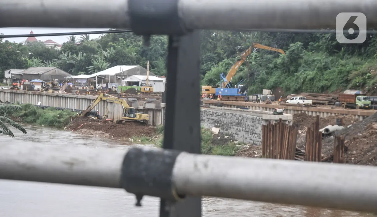Aktivitas pekerja saat menyelesaikan proyek pembangunan saringan sampah Kali Ciliwung segmen Jalan TB Simatupang, Jakarta, Minggu (12/2/2023). Proyek ini menjadi bagian dari upaya pengendalian banjir di Jakarta. Proyek saringan sampah dimulai di segmen TB Simatupang, yang tepatnya menjadi perbatasan Jagakarsa, Jakarta Selatan dan Pasar Rebo Jakarta Timur. (merdeka.com/Iqbal S Nugroho)