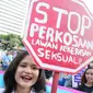 Aktivis wanita dari Jaringan Muda menggelar aksi Stop Kekerasan Seksual saat Car Free Day di Bundaran HI, Jakarta, Minggu (6/12/2015). Dalam aksinya mereka menolak kekerasan seksual dan stop perkosaan. (Liputan6.com/Faizal Fanani)