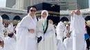 Penyanyi dangdut Jenita Janet membagikan momen melaksanakan ibadah umrah bersama suami.Tidak hanya berdua, tapi juga bersama beberapa keluarganya. Penyanyi kelahiran Bandung berusia 35 tahun itu mengungkapkan menangis haru akhirnya bisa mencium hajar aswad. [Instagram/jenitajanet]