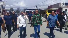 Presiden Joko Widodo (Jokowi) meninjau lokasi gempa di Palu dan Donggala, Sulawesi Tengah, pada Minggu siang ini. Salah satu lokasi yang dikunjungi Presiden adalah Perumahan Balaroa, Palu.